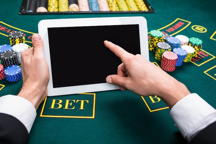 Tampilan meja roulette Prancis dengan dealer di studio live accslot